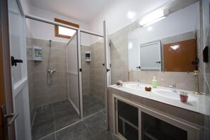 Shower, rainfall showerhead, free toiletries, hair dryer - Dar Widad - Hostel (Tarmigt)