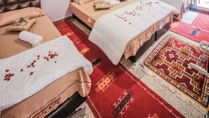 A hotel room with three beds, a red patterned carpet, and a ceiling light fixture. - Dar Widad - Hostel (Tarmigt)