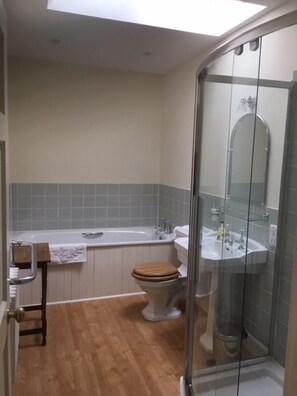 Duschwanne, Haartrockner, Handtücher, Seife