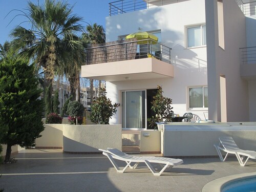 Appartement op de begane grond met zwembad, airconditioning, tv, dvd, wifi, terras en privéparkeergelegenheid