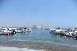 Marina - Luxury G/Floor Apt,  Pool, A/C, TV, WIFI, Patio/Garden & Pvt. Parking at door. (Kato Paphos)