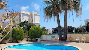 Pool - Luxury G/Floor Apt,  Pool, A/C, TV, WIFI, Patio/Garden & Pvt. Parking at door. (Kato Paphos)