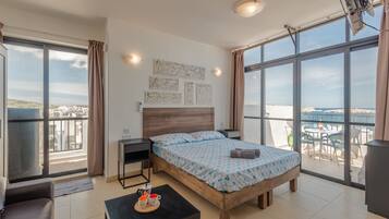 Apartamento superior, vista para o mar | 1 quarto, escrivaninha, cortinas blackout, ferros/tábuas de passar roupa