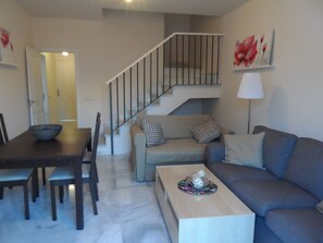 TV - Townhouse with pool in charming village close to the city of Seville (Umbrete)