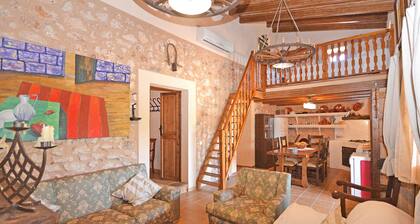 ALBA - Maalaistalo uima-altaalla Llubissa