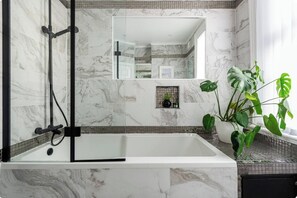 Combined shower/bathtub, hair dryer, towels, soap