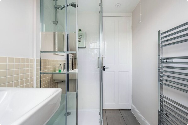Combined shower/bathtub, hair dryer, towels, soap