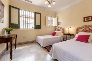2 habitaciones, tabla de planchar con plancha y cuna de viaje 