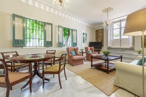 Interior - Sleep in a 17th century stately palace home (Sevilla)