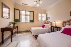 2 habitaciones, tabla de planchar con plancha y cuna de viaje 