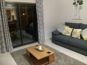 TV, DVD player, livros, videoteca
