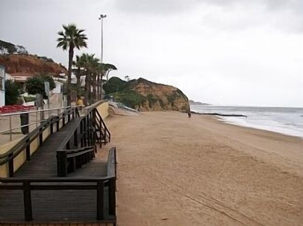 Beach nearby, sun-loungers, beach towels