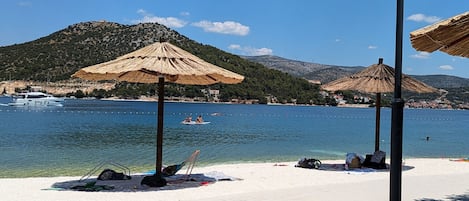 Una spiaggia nelle vicinanze