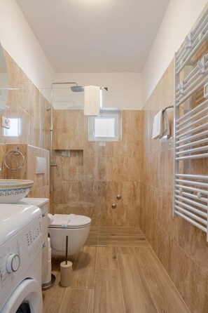 Combined shower/bathtub, hair dryer, towels, toilet paper - Villa Maria - Seafront property in Marina (Marina)