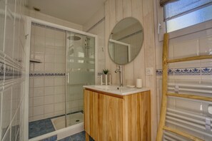 Badewanne, Haartrockner, Handtücher, Seife