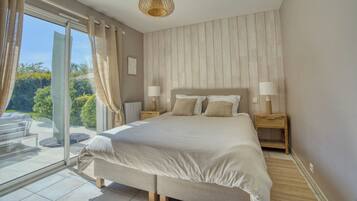 4 bedrooms, in-room safe, desk, iron/ironing board