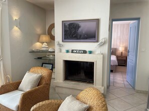 TV, peis, DVD-spiller og bøker