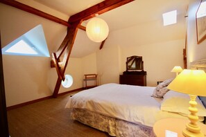 4 Schlafzimmer, Schreibtisch, Bügeleisen/Bügelbrett, Reisekinderbett