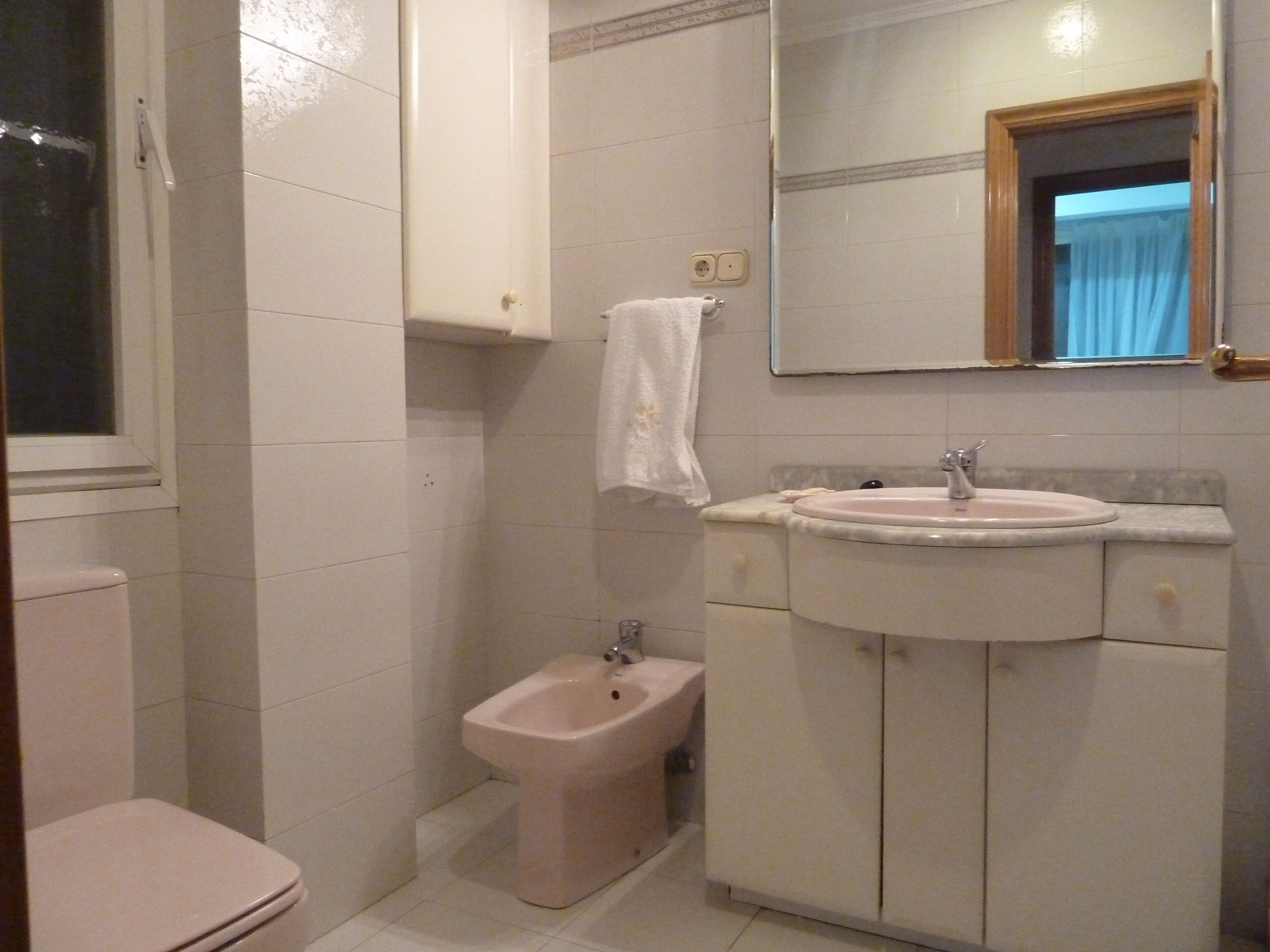 Kombinert dusj/badekar, bidé og håndklær