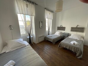 2 chambres, fer et planche à repasser, lit de bébé portatif