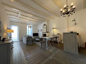 Téléviseur connecté, foyer, lecteur de DVD, chaîne audio