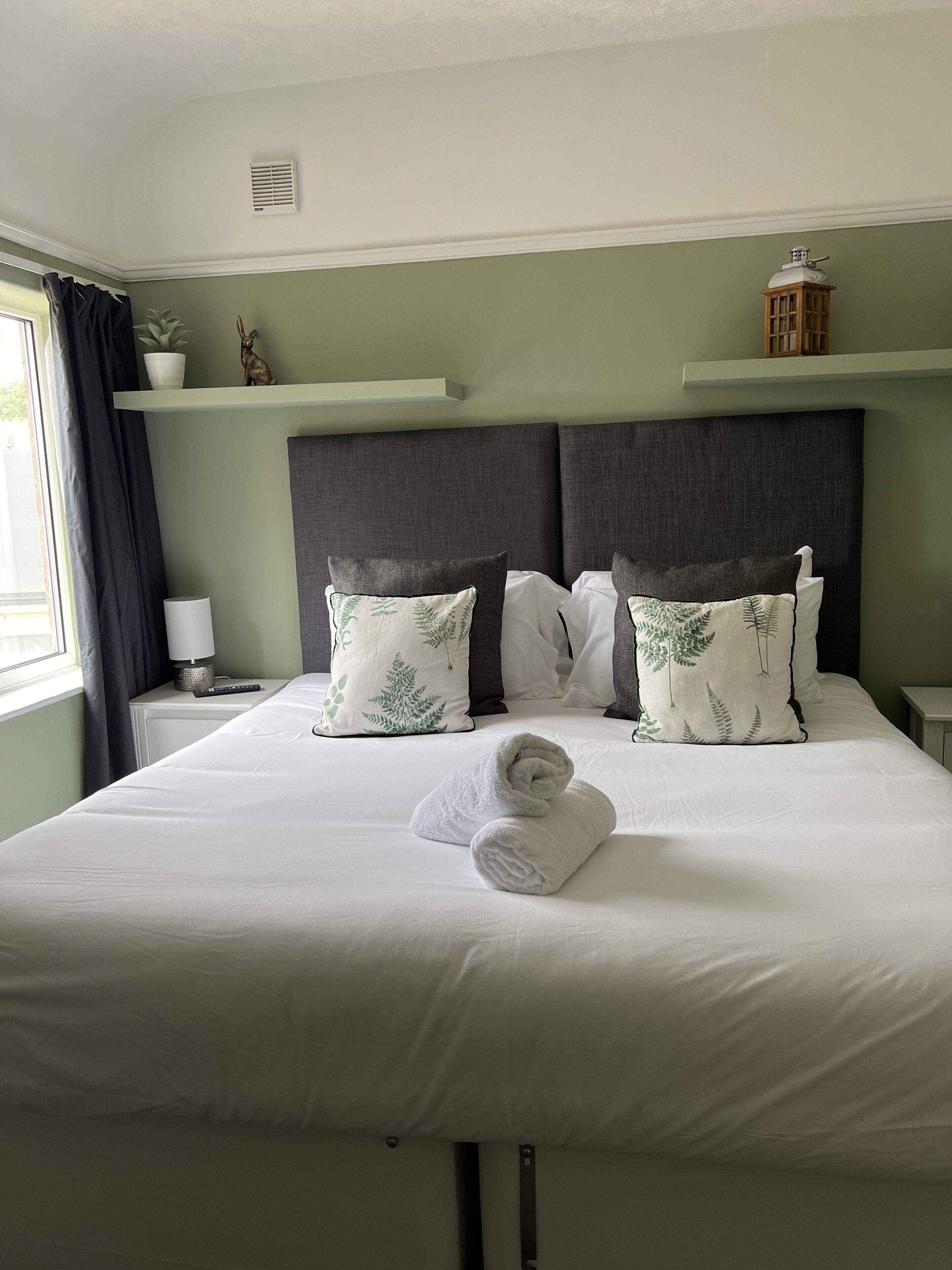 5 bedrooms, desk, iron/ironing board, travel cot