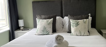 Newlyn House - 5 bed sleeps 11 Guests
