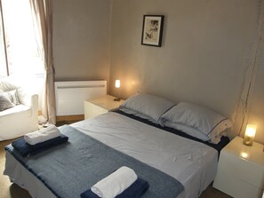 2 habitaciones, tabla de planchar con plancha y cuna de viaje 