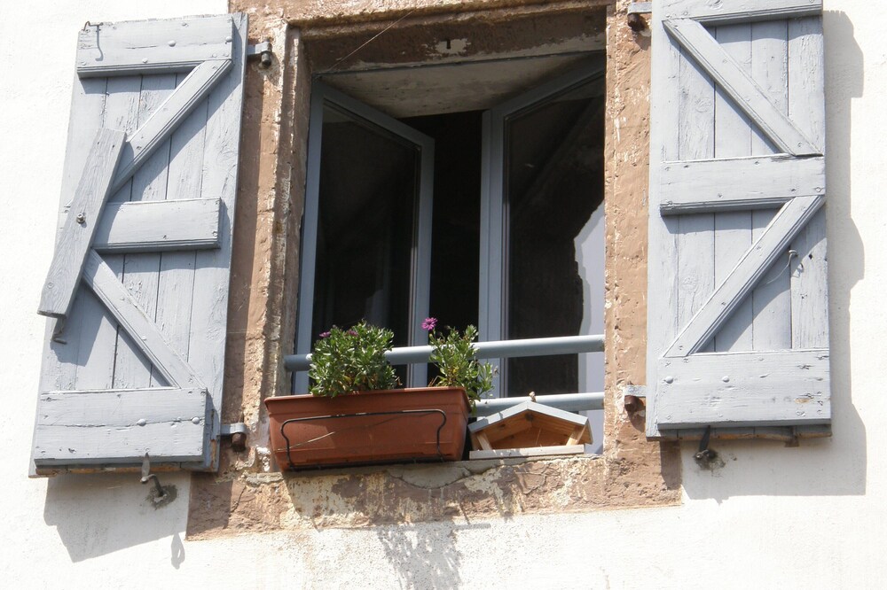 Maison Felix is an idyllic 18th century cottage at the foot of Cordes sur Ciel