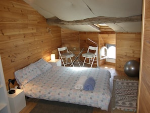 2 bedrooms, iron/ironing board, travel crib, free WiFi