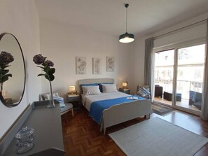 2 habitaciones, escritorio y tabla de planchar con plancha 