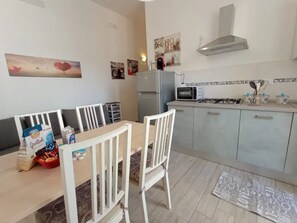 Refrigerador, horno, placa de cocina, cafetera/tetera