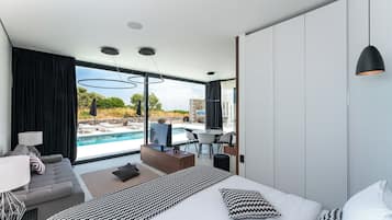 3 bedrooms, premium bedding, down comforters, memory foam beds