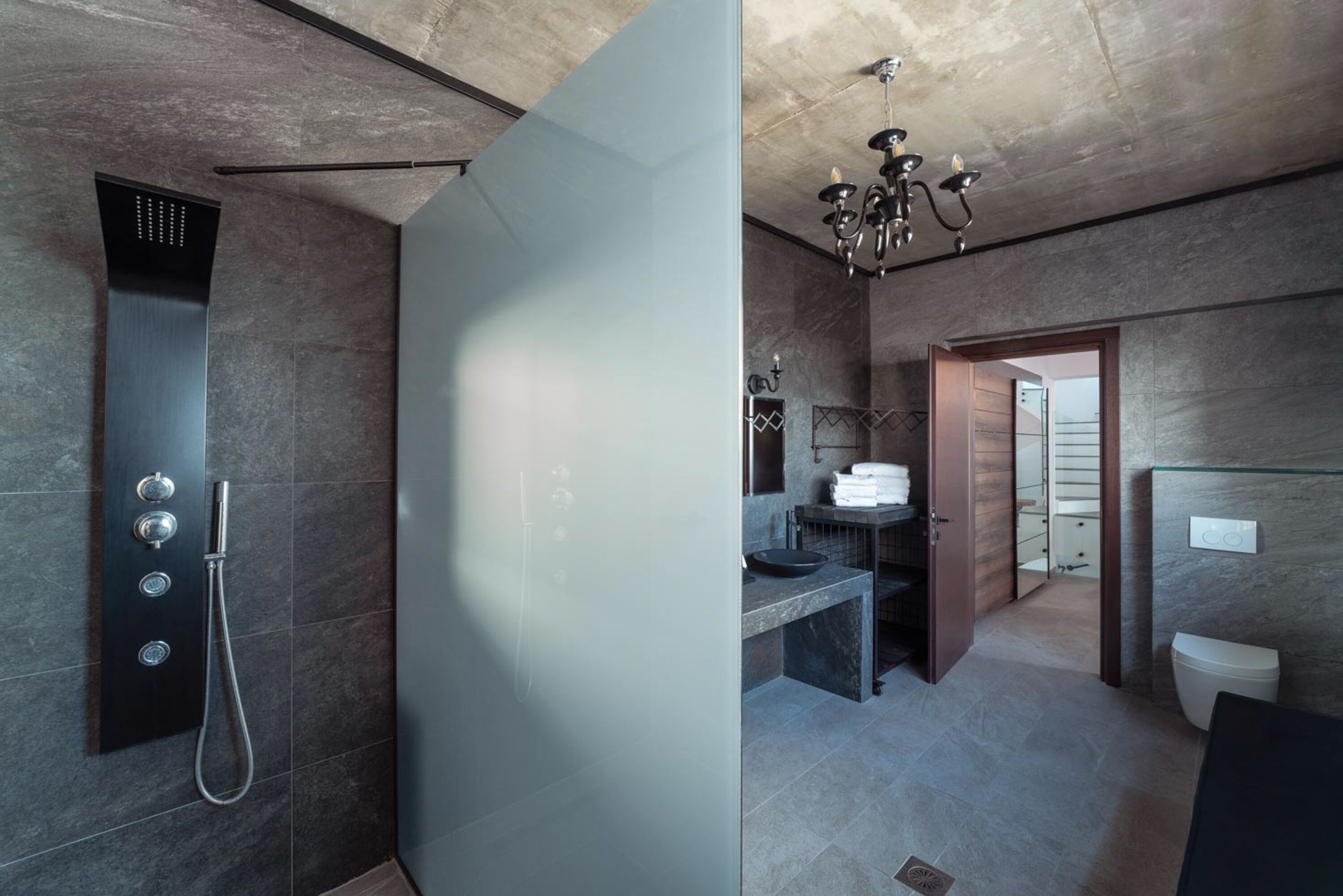 Ein modernes Badezimmer mit Dusche, Waschtisch und Toilette.