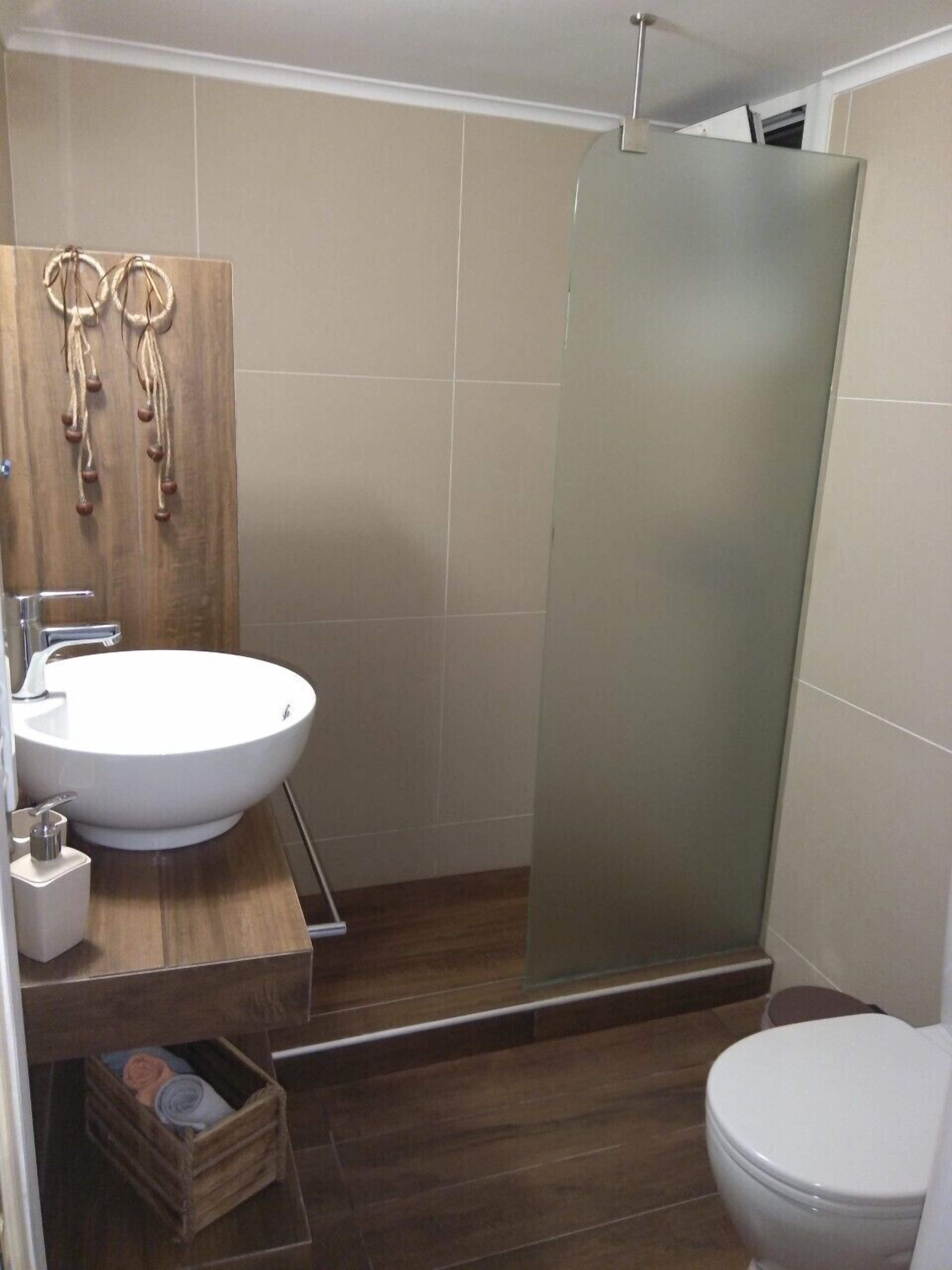 This flat is recently renovated near to Attiki metro station.