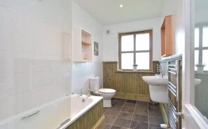 Ensemble douche/baignoire, sèche-cheveux, serviettes fournies