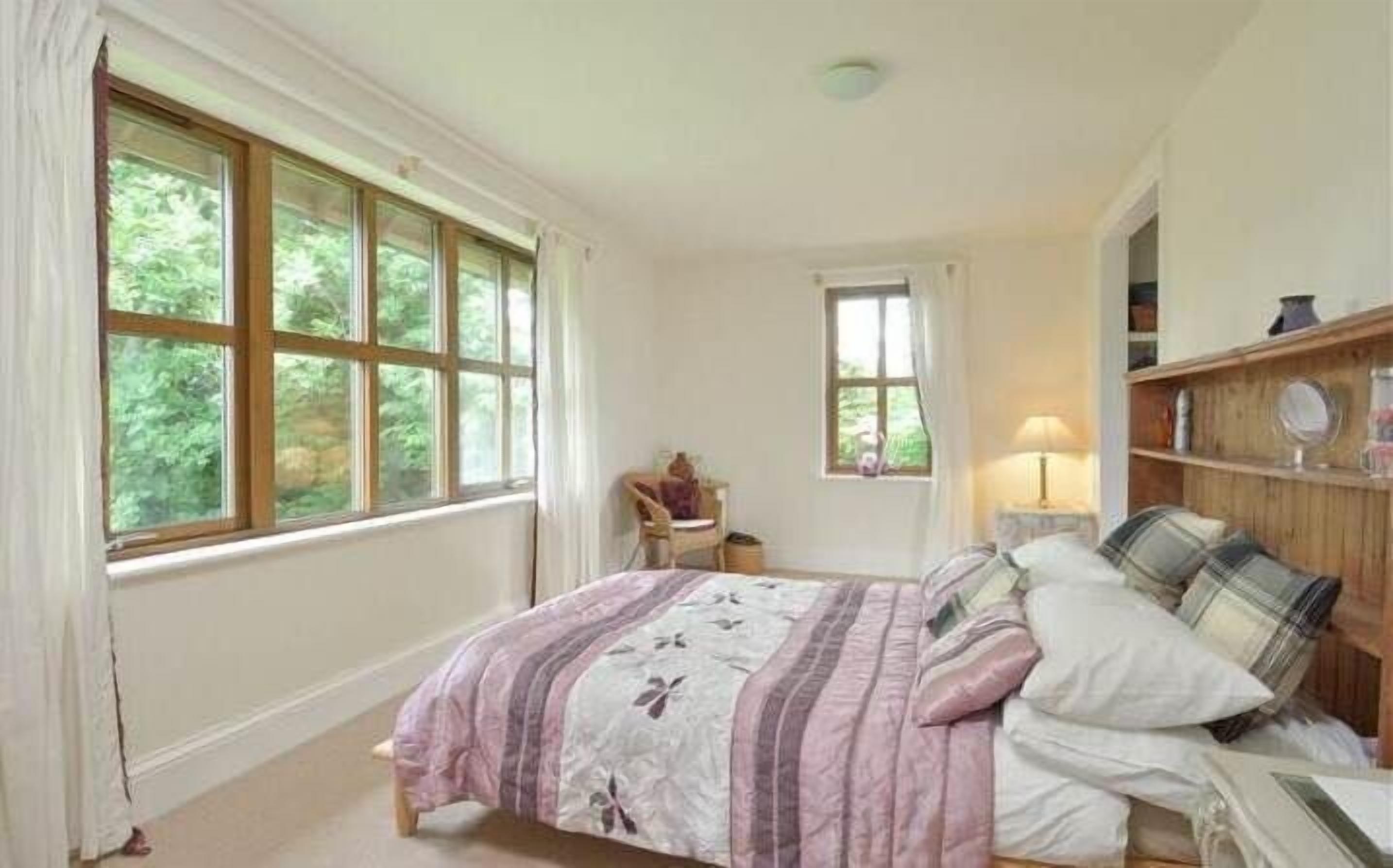 5 bedrooms, iron/ironing board, free WiFi, bed sheets