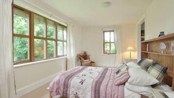 5 bedrooms, iron/ironing board, free WiFi, bed sheets