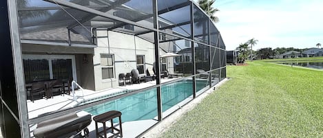 Una piscina al aire libre, una piscina climatizada, tumbonas