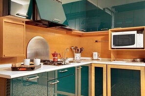 Micro-ondes, four, lave-vaisselle, cafetière/bouilloire