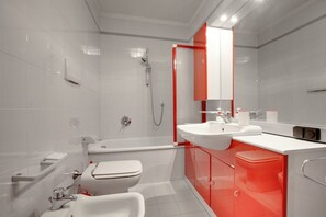 Baignoire, sèche-cheveux, serviettes fournies