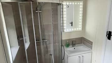 Ensemble douche/baignoire, sĂšche-cheveux, serviettes fournies, savon