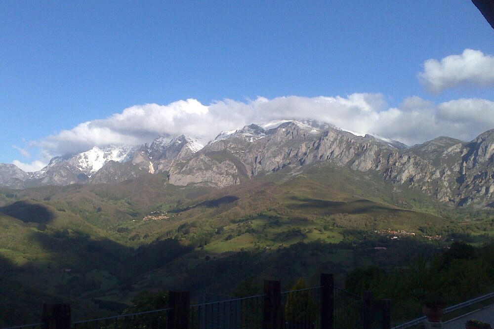 The Cobeña Viewpoint. 60 m house. with beautiful views of the Picos de Europa.