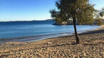 NĂ€ra stranden och solstolar