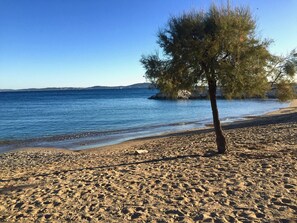 Nära stranden och solstolar