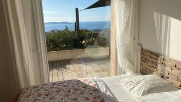 3 多间卧室、客房内保险箱、办公桌、熨斗/熨衣板