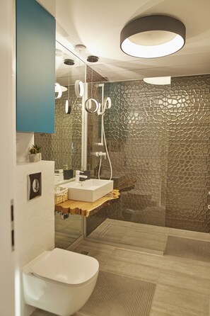 Deluxe-Apartment, Bergblick | Badezimmer | Dusche, Regendusche, kostenlose Toilettenartikel, Haartrockner