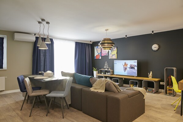 Deluxe Apartment, Mountain View | Living room | Smart TV - Quiboo 2 (Brasov)