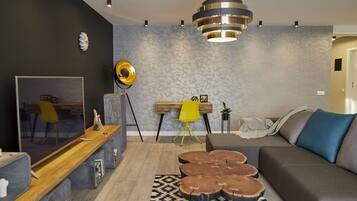 Deluxe Apartment, Mountain View | Television