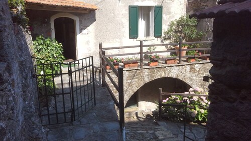 Maison avec piscine située dans les montagnes et près de la mer.